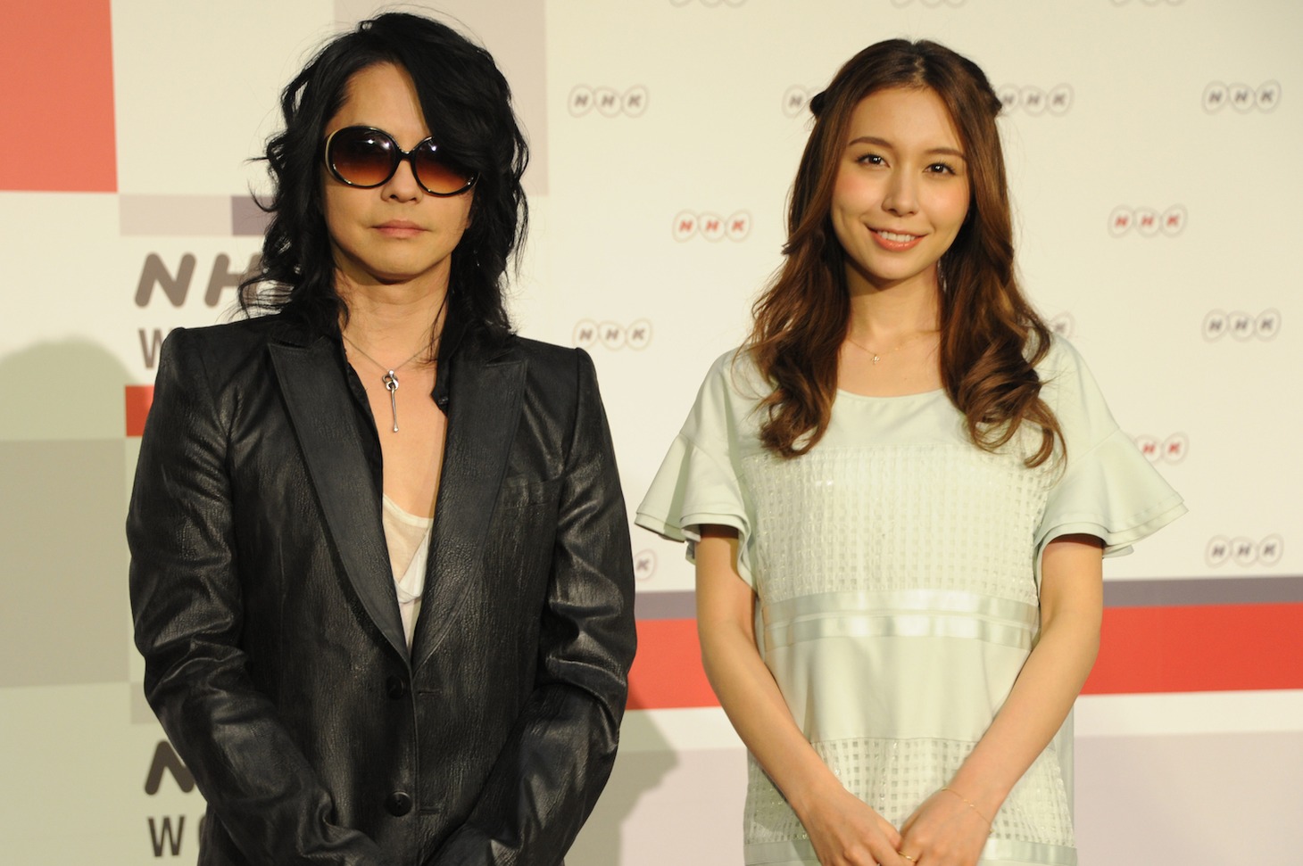 左からHYDE、May J.。