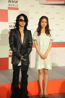 「NHKワールド」記者会見に出席したHYDEとMay J.。