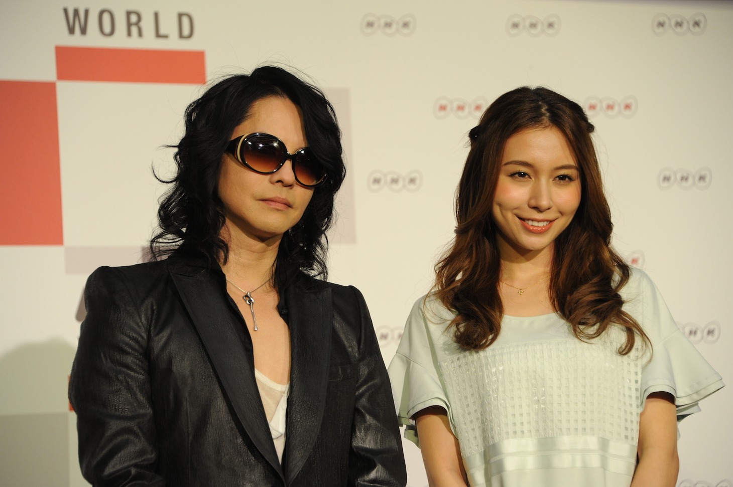 「NHKワールド」記者会見に出席したHYDEとMay J.。