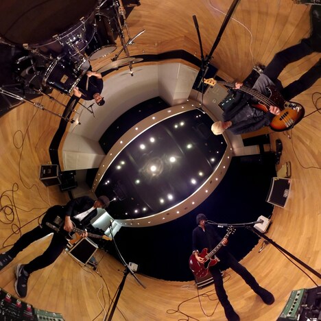 全天球カメラで撮影された「Zombie(s)」のビデオクリップのワンシーン。