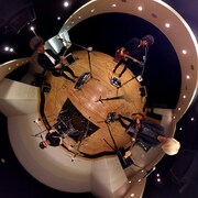 全天球カメラで撮影された「Zombie(s)」のビデオクリップのワンシーン。