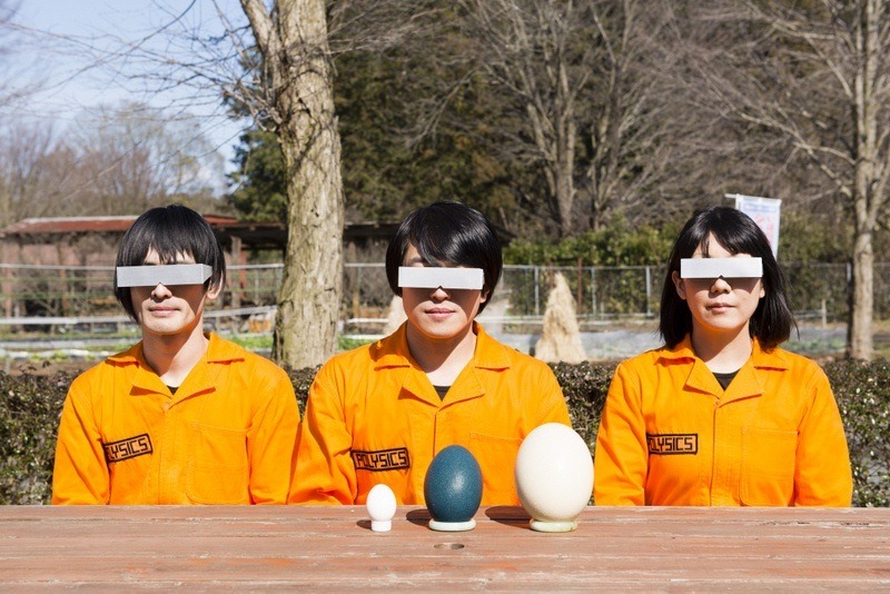 大小さまざまな固ゆで卵を前にしたPOLYSICS。