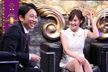 左から有吉弘行、久住小春。(c)日本テレビ