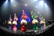 Basement Jaxxとチームしゃちほこのコラボパフォーマンスの様子。(Photo by masanori naruse)