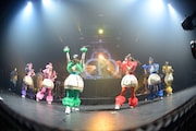 3月13日に豊洲PITにて行われたBasement Jaxxの来日公演に登場したチームしゃちほこ。