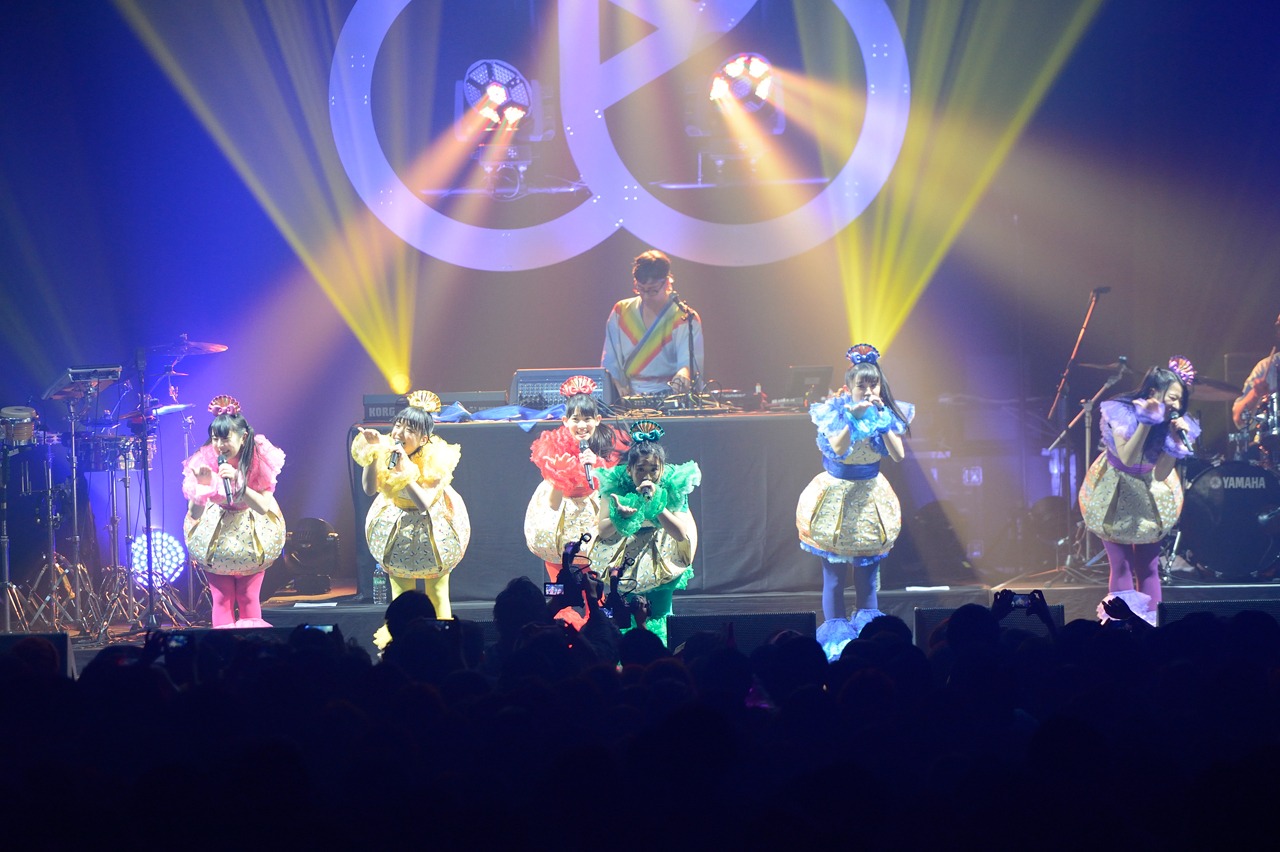 Basement Jaxxとチームしゃちほこが「Back 2 The Wild（Japanese ver.）」を披露する様子。（Photo by masanori naruse）