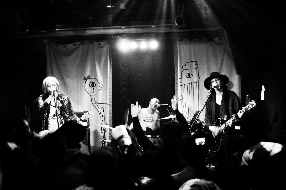 THE GOLDEN WET FINGERSのシークレットライブの様子。（Photo by Maki Ishii）