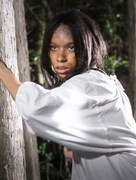 村人役を演じるアヴちゃん。