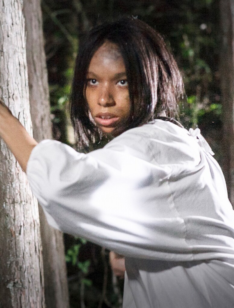 村人役を演じるアヴちゃん。