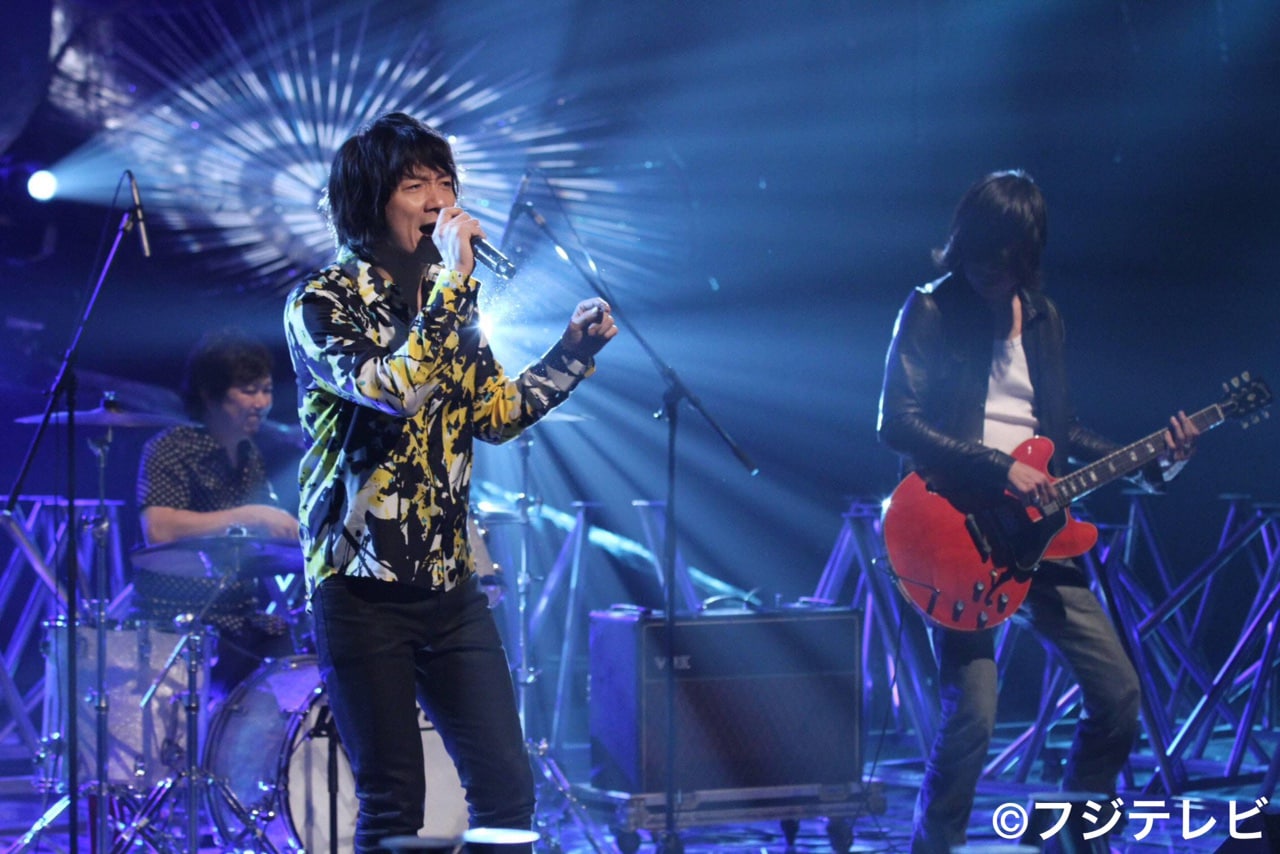 吉井和哉「音楽の時間」で古市コータローらとともに新曲披露