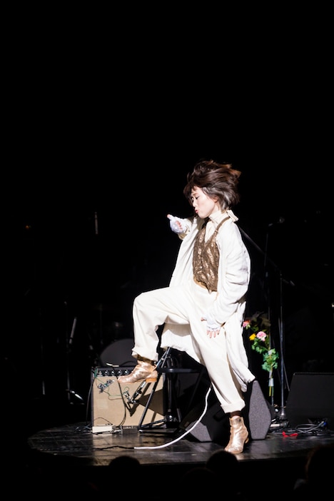 3月10日に実施された中納良恵「live tour 窓景」東京グローブ座公演の様子。（撮影：三田村亮）