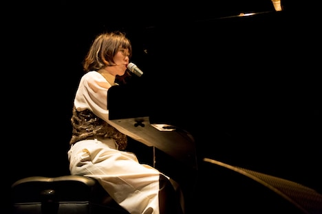 3月10日に実施された中納良恵「live tour 窓景」東京グローブ座公演の様子。（撮影：三田村亮）