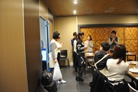 イベント会場に登場した相沢梨紗と夢眠ねむ。