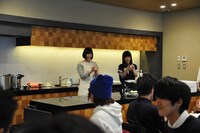 「牛つくだ煮のおにぎり」を作っている様子。