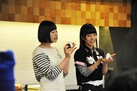 のりの巻き方をレクチャーする相沢梨紗と夢眠ねむ。