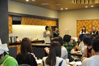 「サーモンの手まり寿司」を作っている様子。