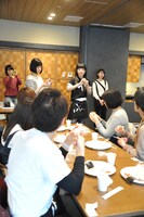 「サーモンの手まり寿司」を作っている様子。