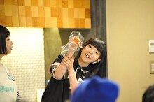 「サーモンの手まり寿司」の作リ方をレクチャーする相沢梨紗。