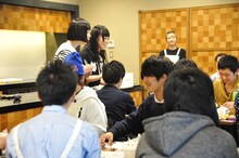 参加者の近くへ行って出来栄えを確かめる相沢梨紗と夢眠ねむ。