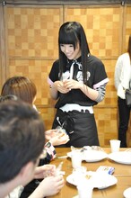 参加者とコミュニケーションを取る相沢梨紗。