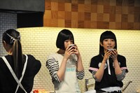 豚汁の味見をする相沢梨紗と夢眠ねむ。