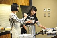 全員分の豚汁をよそう相沢梨紗と夢眠ねむ。