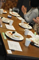 参加者の手元には「サーモンの手まり寿司」「牛つくだ煮のおにぎり」「豚汁」のプレートが完成。