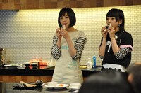 食事中の相沢梨紗と夢眠ねむ。