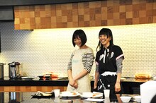 談笑中の相沢梨紗と夢眠ねむ。