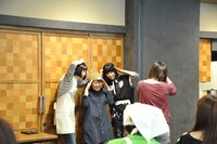 スリーショットチェキ会の様子。