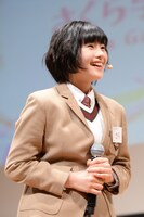 薬師丸ひろ子「元気を出して」を堂々と歌い、笑顔を見せる倉島颯良。