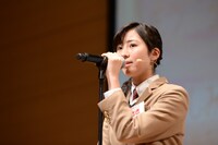 the brilliant green「There will be love there －愛のある場所－」を歌う白井沙樹。