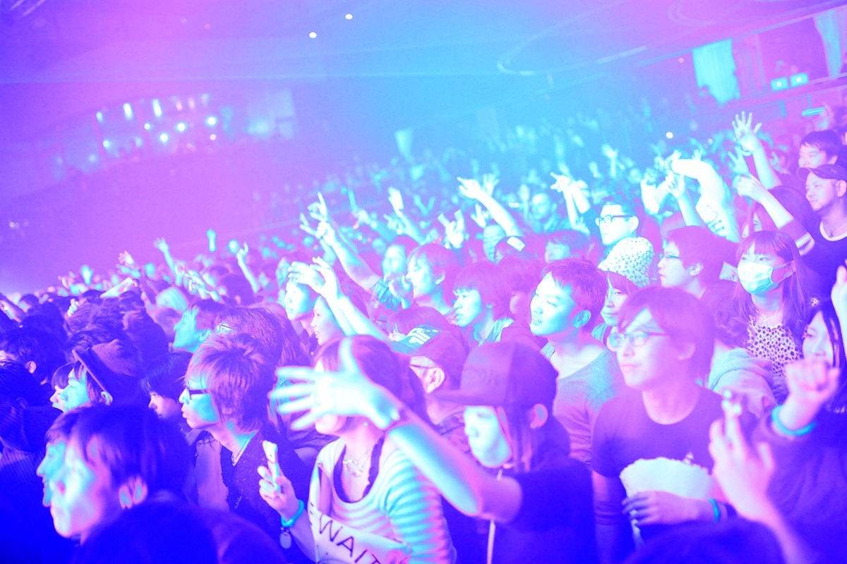 「APSULE -"WAVE RUNNER" RELEASE PARTY-」ageHa公演の様子。