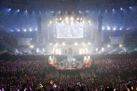 DISH//「DISH// 日本武道館単独公演 '15 元日 ～尖った夢の先へ～」の様子。