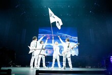 DISH//「DISH// 日本武道館単独公演 '15 元日 ～尖った夢の先へ～」の様子。