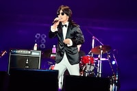 ニセ明に扮して熱唱する星野源。（Photo by Rui Hashimoto / Azusa Takada[SOUND SHOOTER]）