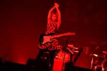 「BEAT」ではギターを弾きながらパフォーマンスをした木村カエラ。（Photo by Rui Hashimoto / Azusa Takada[SOUND SHOOTER] ）