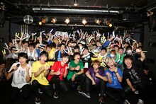 超特急と男性ファンの記念写真。