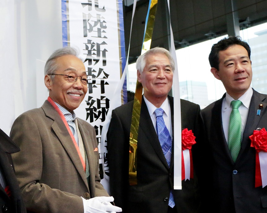 JR富山駅の北陸新幹線開業式典に出席した谷村新司（左）。