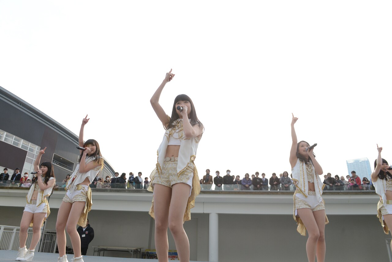 東京女子流「『Stay with me』発売記念フリーライブイベント ～あなたの卒業エピソードコンテスト！～」の様子。