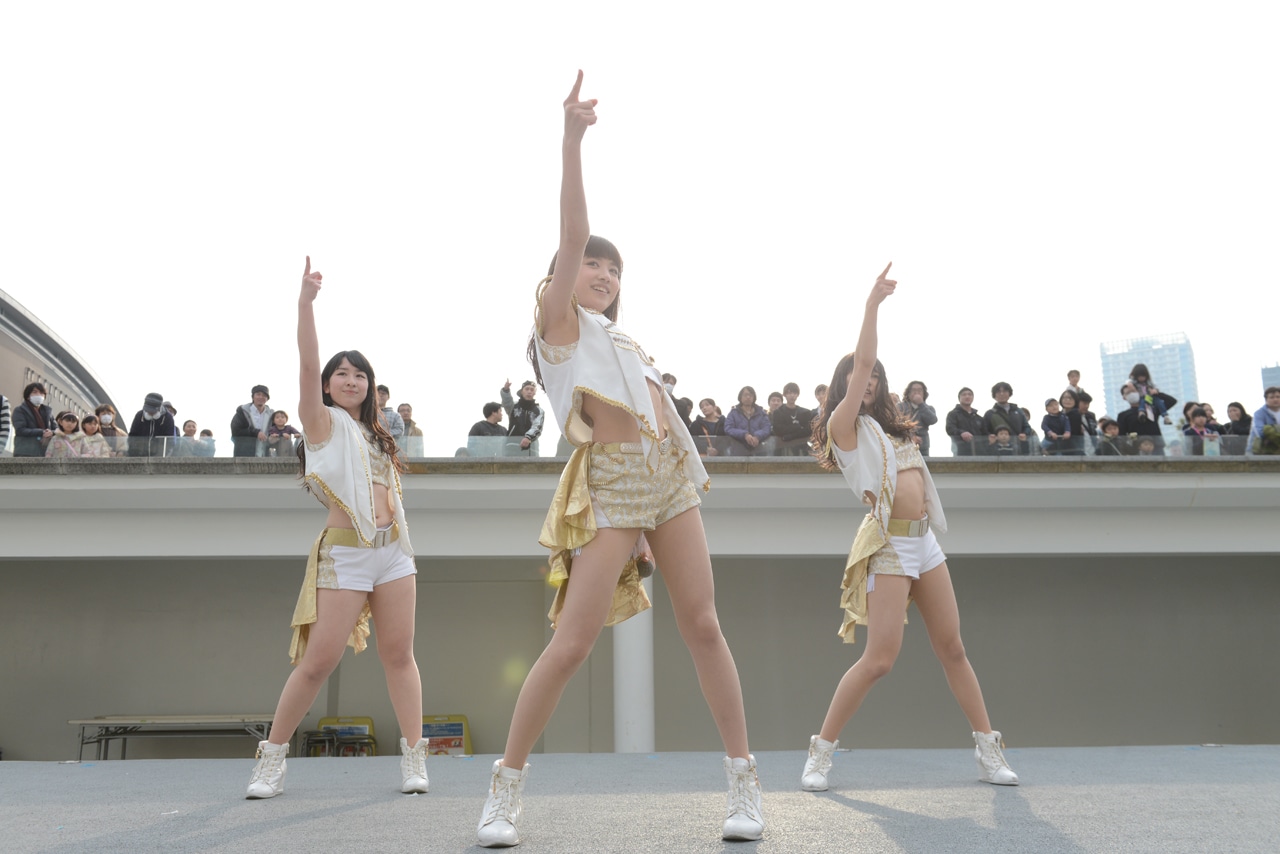 東京女子流「『Stay with me』発売記念フリーライブイベント ～あなたの卒業エピソードコンテスト！～」の様子。