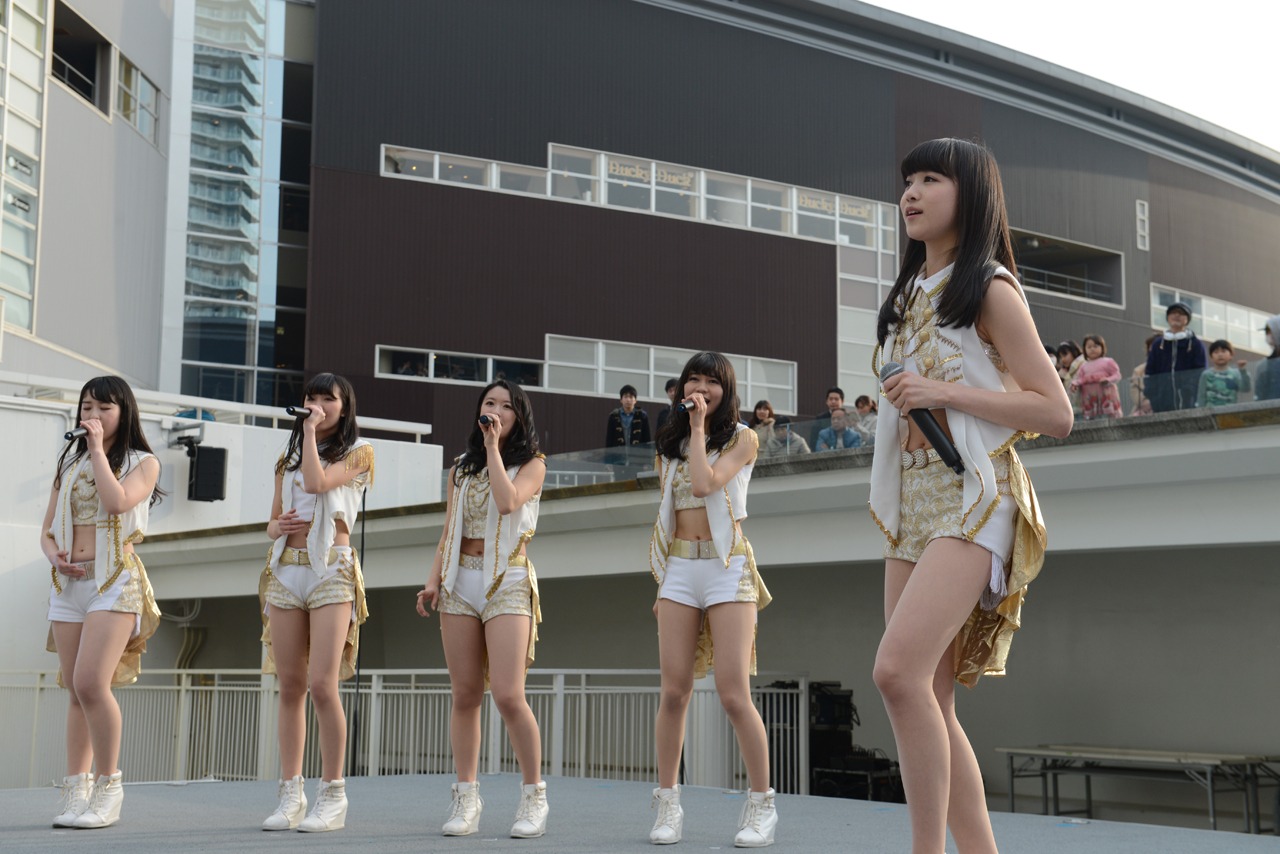 新曲「Stay with me」を披露する東京女子流。