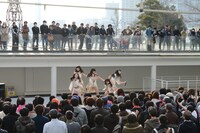 東京女子流「『Stay with me』発売記念フリーライブイベント ～あなたの卒業エピソードコンテスト！～」の様子。