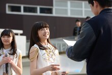 卒業証書を授与する新井ひとみ。