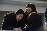 今年学校を卒業するファンにミニ卒業証書を手渡し会を行った東京女子流。左から中江友梨、庄司芽生。