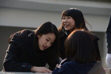 今年学校を卒業するファンにミニ卒業証書を手渡し会を行った東京女子流。左から中江友梨、庄司芽生。