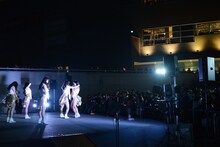 東京女子流「『Stay with me』発売記念フリーライブイベント ～あなたの卒業エピソードコンテスト！～」の様子。