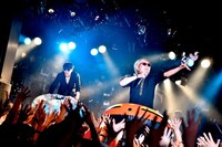 ボートの上からキャンディを撒くチャレンジオノマック（左）と沢田チャレンジ（右）。（撮影：小川舞）