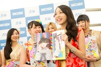 山本真凜の写真をアピールする渡辺亜紗美。