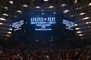 「LUNATIC FEST.」開催告知が映し出されたスクリーン。